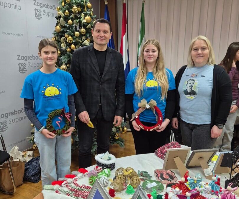 Božićna izložba radova učeničkih zadruga