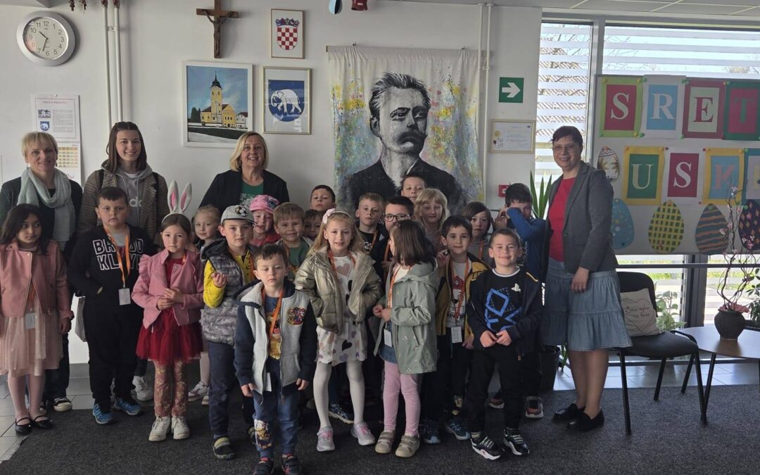 Budući prvašići u posjetu školi