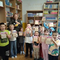 1. a razred prvi put zajedno u školskoj knjižnic